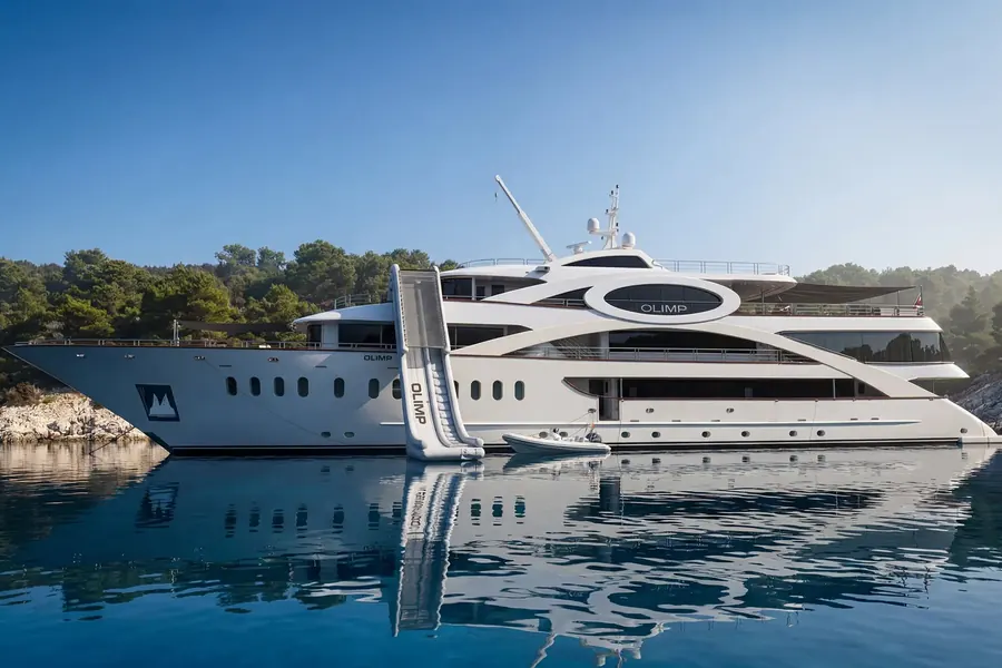 Een jacht voor anker met waterspeelgoed klaar