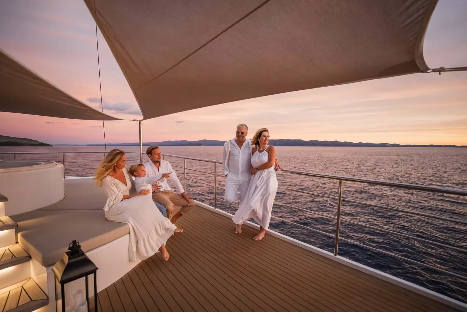 Drie generaties aan dek bij zonsondergang