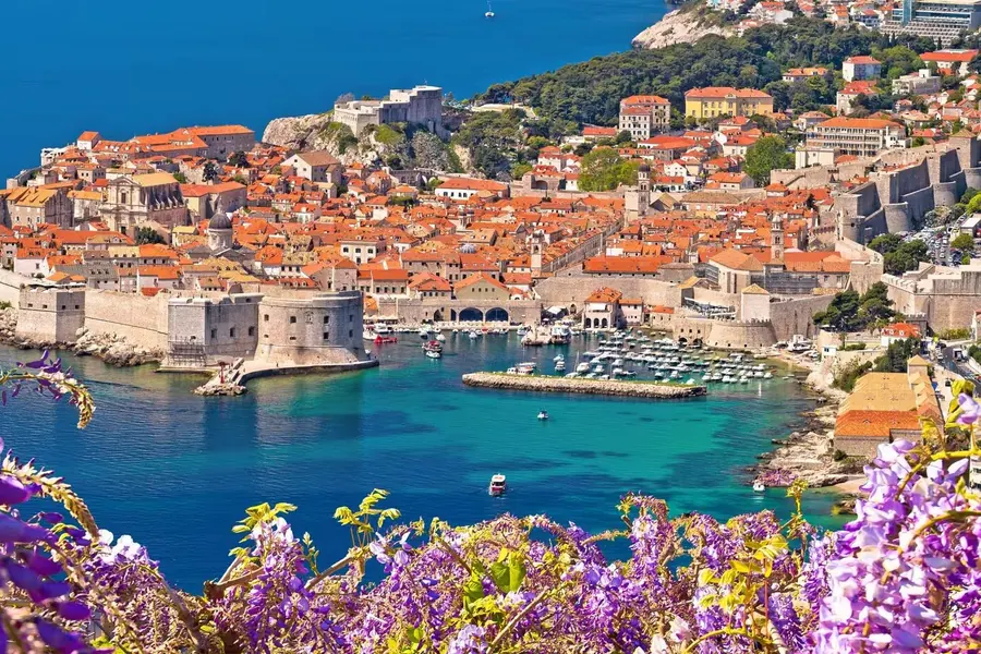 De oude stad van Dubrovnik aan zee